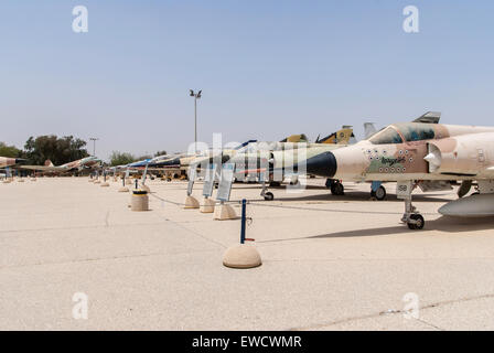 HATZERIM, ISRAEL - 27. April 2015: Mehrere Arten von Militärjets IAF serviert werden in Israeli Air Force Museum angezeigt Stockfoto