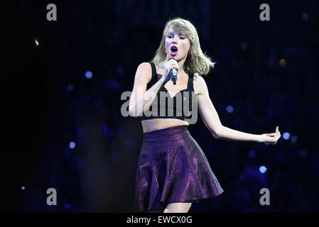 Köln, Deutschland. 19. Juni 2015. US-Sängerin Taylor Swift führt auf der Bühne in Köln, Deutschland, 19. Juni 2015. Foto: JAN KNOFF/Dpa/Alamy Live News Stockfoto