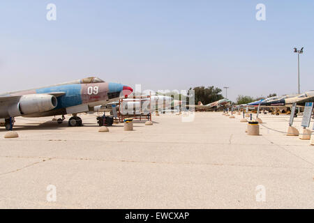 HATZERIM, ISRAEL - 27. April 2015: Mehrere Arten von Militärjets IAF serviert werden in Israeli Air Force Museum angezeigt Stockfoto