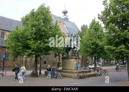 Statue von Bischof Willibrord vor dem 11. Jahrhundert Lage (St. Johannes Kirche) am Janskerkhof, Utrecht, Niederlande Stockfoto