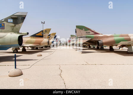 HATZERIM, ISRAEL - 27. April 2015: Mehrere Arten von Militärjets IAF serviert werden in Israeli Air Force Museum angezeigt Stockfoto