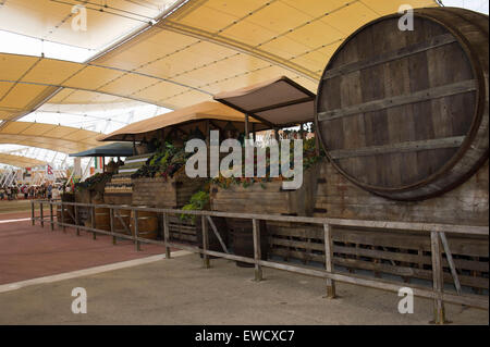 Italien - Mailand - Exp 2015 - Design von Dante Ferretti, 3 Oscars. Erfolge „der Markt“. Im Bild: Der Weinmarkt Stockfoto