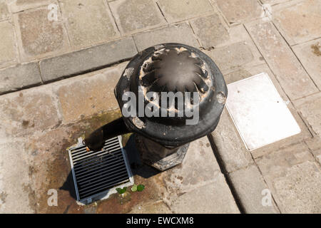 Ein Trinkwasserbrunnen in einer Straße in Venedig Italien Stockfoto