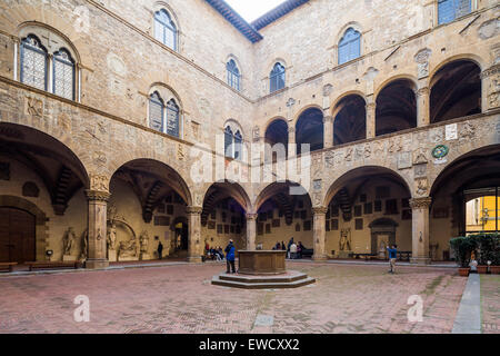 Innenhof, Museo Nazionale del Bargello, Florenz, Italien Stockfoto