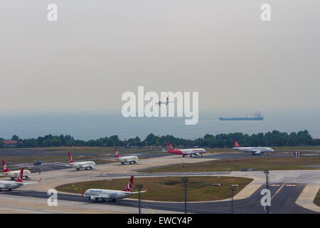 18/06/2015-Istanbul Türkei: Flughafenbetrieb mit Push wieder Landung Abflug Rollen über Schürze Start-und Landebahn und Rollbahn Stockfoto