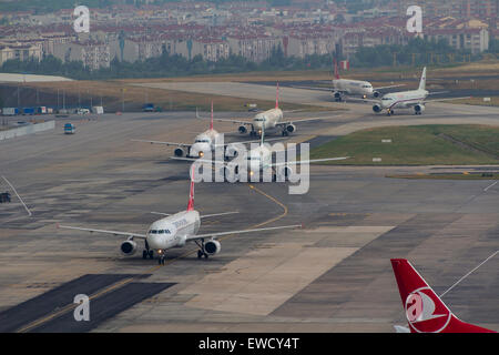 18/06/2015-Istanbul Türkei: Flughafenbetrieb mit Push wieder Landung Abflug Rollen über Schürze Start-und Landebahn und Rollbahn Stockfoto