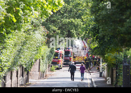 London, UK. 23. Juni 2015. Londoner Feuerwehr Feuerwehr besuchen die Szene einen Hausbrand in Wood Lane in Highgate. Ein dreistöckiges Haus hatte am Feuer in der Nacht gewesen. Bildnachweis: Nick Savage/Alamy Live-Nachrichten Stockfoto