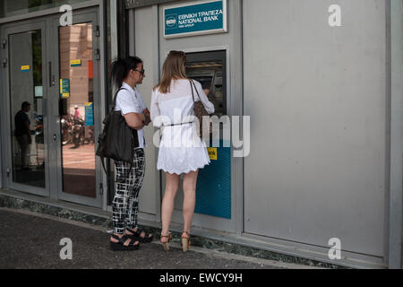 Athen, Griechenland. 23. Juni 2015. Zwei Frauen Bargeld von einem Geldautomaten (ATM) der Nationalbank in Athen am 23. Juni 2015. Bildnachweis: Dpa picture Alliance/Alamy Live News Stockfoto