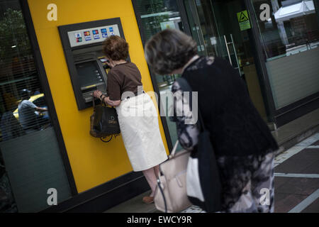 Athen, Griechenland. 23. Juni 2015. Zwei Frauen Bargeld von einem Geldautomaten (ATM) in Athen am 23. Juni 2015. Bildnachweis: Dpa picture Alliance/Alamy Live News Stockfoto