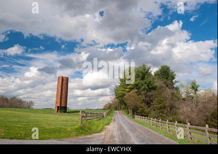 Unbefestigte Landstraße und alte unbenutzte Kachel-Silo im Shenandoah Valley, Virginia USA. Stockfoto