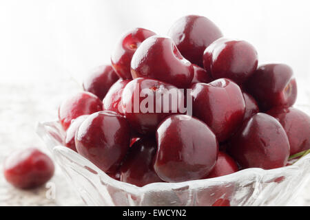 Schale mit Kirschen auf Küche Oberfläche Stockfoto