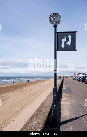 Das Scots Meile Lang Schild bei Halbzeit auf der Strandpromenade von Firth of Clyde-Mündung in Ayr South Ayrshire Scotland UK Stockfoto