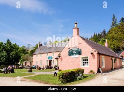 Menschen Essen außerhalb der Wineport-Bar und Bistro-Restaurant in der Nähe von Brodick, Isle of Arran, North Ayrshire, Schottland, UK, Großbritannien Stockfoto