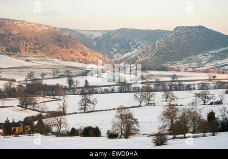 Verschneite Landschaft rund um Ilam im Peak District, Derbyshire England UK Stockfoto