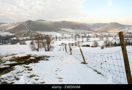 Verschneite Landschaft rund um Ilam im Peak District, Derbyshire England UK Stockfoto