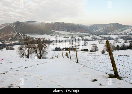 Verschneite Landschaft rund um Ilam im Peak District, Derbyshire England UK Stockfoto