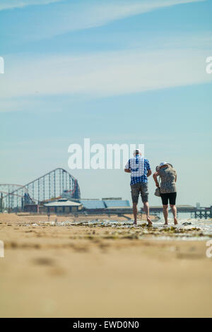 Blackpool, Lancashire, UK. 23. Juni 2015. UK-Wetter. Einen schönen warmen Sommertag an der Küste mit Menschen genießen den Sonnenschein Credit: Gary Telford/Alamy Live News Stockfoto