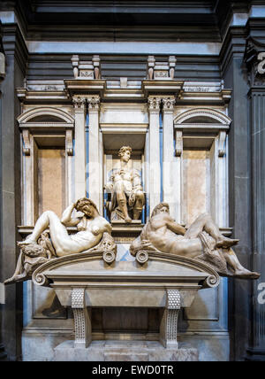 Grab von Giuliano di Lorenzo de' Medici, Skulptur von Michelangelo, neue Sakristei, Basilika von San Lorenzo, Florenz, Italien. Stockfoto