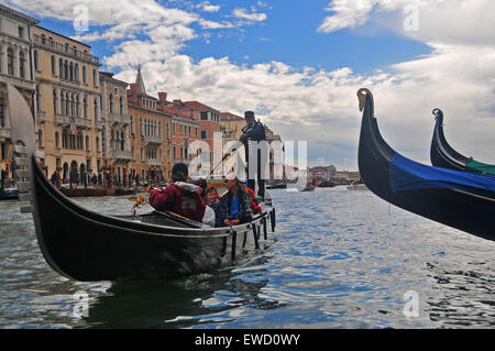 Eines der beliebtesten Attraktionen in den Kanälen von Venedig sind per Gondel sogar an einem regnerischen Tag. Stockfoto