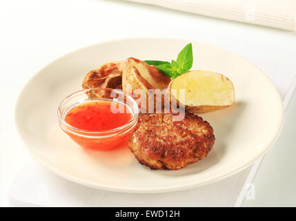 Gemüse-Pastetchen mit Röstkartoffeln und pikanter dip Stockfoto