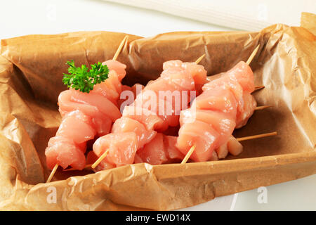 Rohem Hühnerfleisch-Spieße auf Backpapier backen Stockfoto