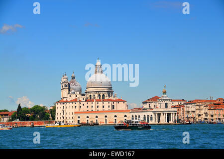 Es gibt viele interessante Gebäude und Kirchen zu sehen entlang Venedig Italien Kanäle wie Campanile auf der Piazza San Marco Stockfoto