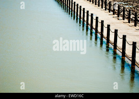 Abstraktes Bild von Wasser und Gehweg in der Nähe von Knightstone Insel in Weston-Super-Mare Stockfoto