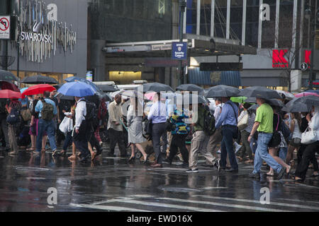 Regenguss am 34th Street und 7th Avenue, Manhattan, NYC. Stockfoto