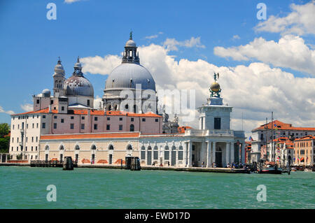 Es gibt viele interessante Gebäude und Kirchen zu sehen entlang Venedig Italien Kanäle wie Campanile auf der Piazza San Marco. Stockfoto