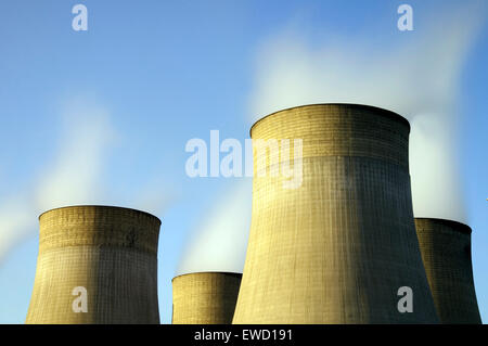 Langzeitbelichtung von Dampf aus der Kühlung Türme am Ratcliffe auf Soar Kraftwerk, Nottinghamshire, England UK Stockfoto