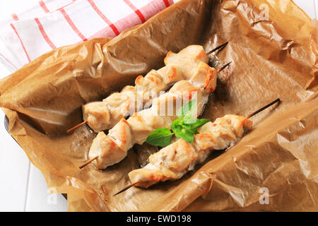 Hähnchen-Spieße auf ein Backblech Stockfoto