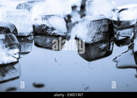 Eis auf schwarzem Hintergrund Stockfoto