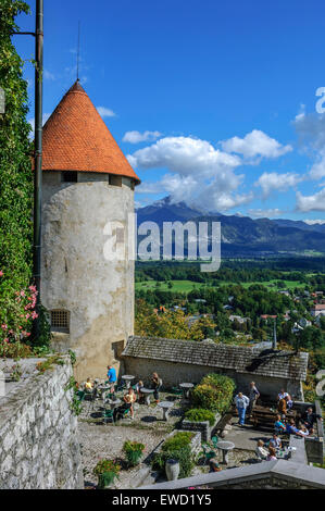 Blick vom Dachcafé der Burg Bled auf die Kurstadt Bled. Oberkrainisches Gebiet im Nordwesten Sloweniens Stockfoto