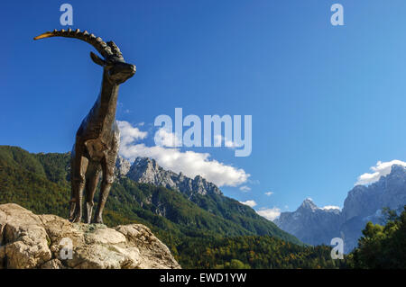 Statue von einem Zlatorog (Goldenes Horn) am See Jasna. Kranjska Gora. Slowenien Stockfoto