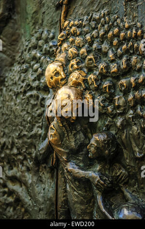 Mirsad Begic's Bronze Tür der Kathedrale von St Nicholas Stolnica Sv Nikolaj. Ljubljana. Slowenien Stockfoto