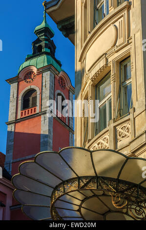 Franziskaner Kirche der Mariä Verkündigung von der Galerija Emporium-Eingang angezeigt. Ljubljana, Slowenien Stockfoto