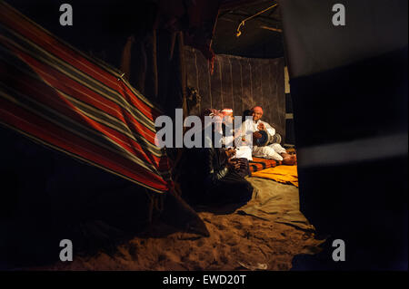 Einheimische Musiker spielen in einem Beduinenzelt in der Nacht. Wadi Rum Wüste. Jordansights Stockfoto