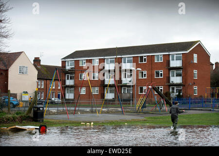 Hochwasser in der Nähe ein Spielplatz und Wohnungen in Upton-auf-Severn, Worcestershire UK 14 Feb Stockfoto