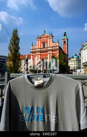 "Ich bin verliebt in Slowenien" T-shirt zu verkaufen. Ljubljana, Slowenien Stockfoto