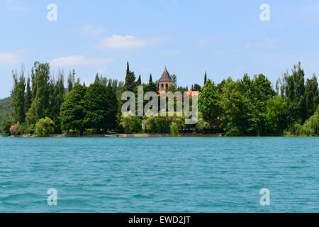 Ansatz zum Franziskanerkloster Visovac auf See Visovac im Krka Nationalpark an der dalmatinischen Küste von Kroatien Stockfoto