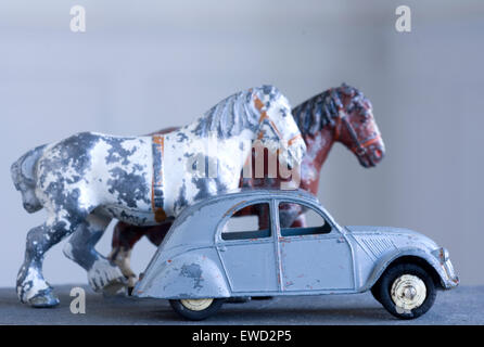 Graues Dinky Modell Citroen 2 CV mit 2 Pferden im Hintergrund Stockfoto