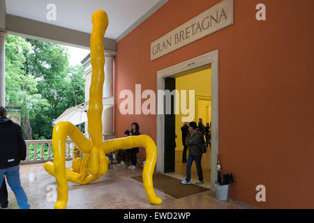 Pavillon von Großbritannien auf der Biennale in Venedig 2015. Gran Bretagna. "I SCREAM DADDIO" Künstlerin Sarah Lucas. Stockfoto