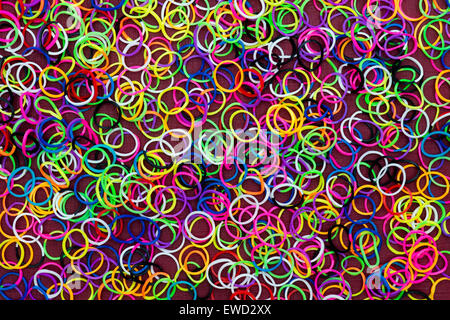 Bunte Webstuhl bands Muster auf rotem Hintergrund Stockfoto