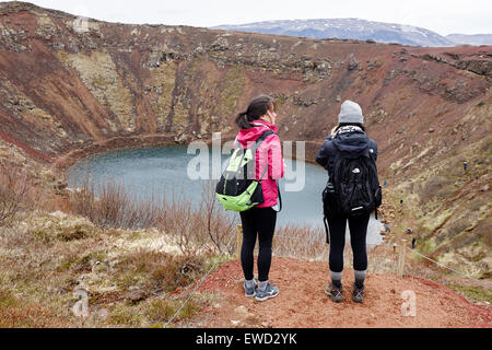 zwei weibliche Touristen am Krater des Vulkans Kerid mit See in Island Stockfoto