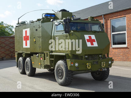 Mowag Duro geschützt geländegängigen taktische Fahrzeug in 6 × 6-Konfiguration als eine militärische Krankenwagen der dänischen Armee verwendet. Stockfoto