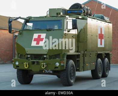 Mowag Duro geschützt geländegängigen taktische Fahrzeug in 6 × 6-Konfiguration als eine militärische Krankenwagen der dänischen Armee verwendet. Stockfoto