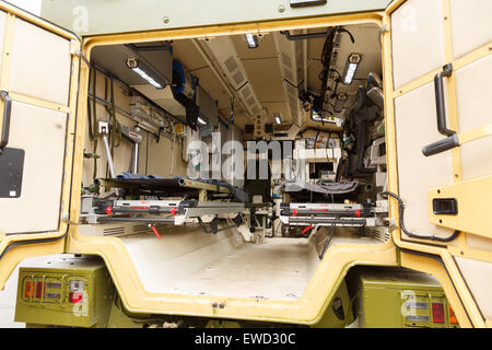 Mowag Duro geschützt geländegängigen taktische Fahrzeug in 6 × 6-Konfiguration als eine militärische Krankenwagen der dänischen Armee verwendet. Stockfoto