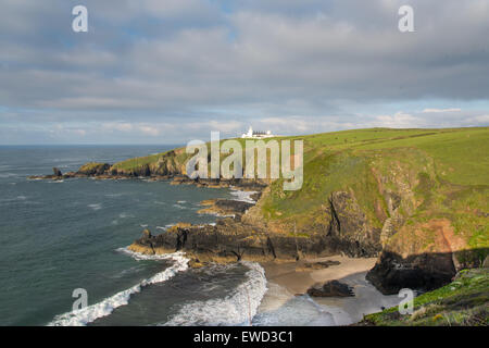 Lizard Lighthouse mit Housel Bay im Vordergrund. Stockfoto