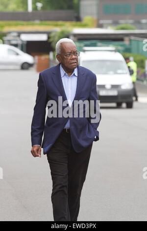 Wimbledon London, UK. 23. Juni 2015. Ehemalige TV-Moderatorin Sir Trevor McDonald an (AELTC) All England Lawn Tennis Club vor Beginn des 2015 Wimbledon Tennis Championships Credit gesehen: Amer Ghazzal/Alamy Live-Nachrichten Stockfoto