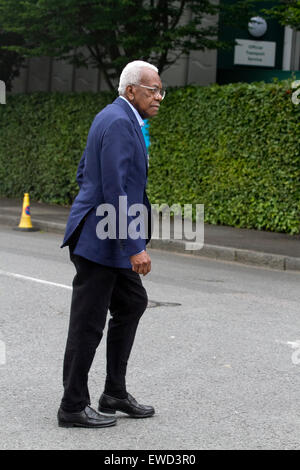 Wimbledon London, UK. 23. Juni 2015. Ehemalige TV-Moderatorin Sir Trevor McDonald an (AELTC) All England Lawn Tennis Club vor Beginn des 2015 Wimbledon Tennis Championships Credit gesehen: Amer Ghazzal/Alamy Live-Nachrichten Stockfoto